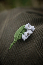 Broche Muguet micro macramé – Bijou floral fait main - Coton & Astrance