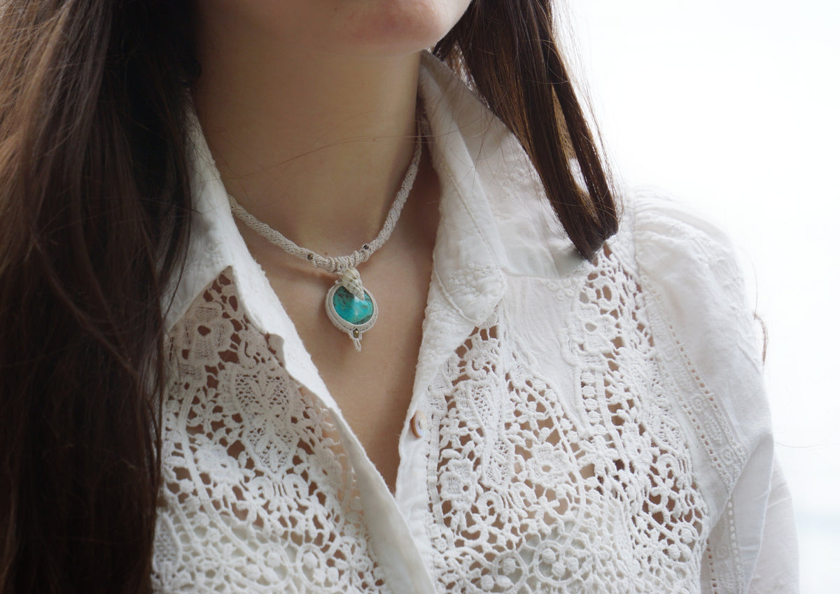 Collier ras de cou avec chrysocolle turquoise & coquillage - Coton & Astrance