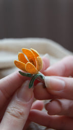 Broche crocus jaune micro macramé, boutonnière de mariage fleur - Coton & Astrance
