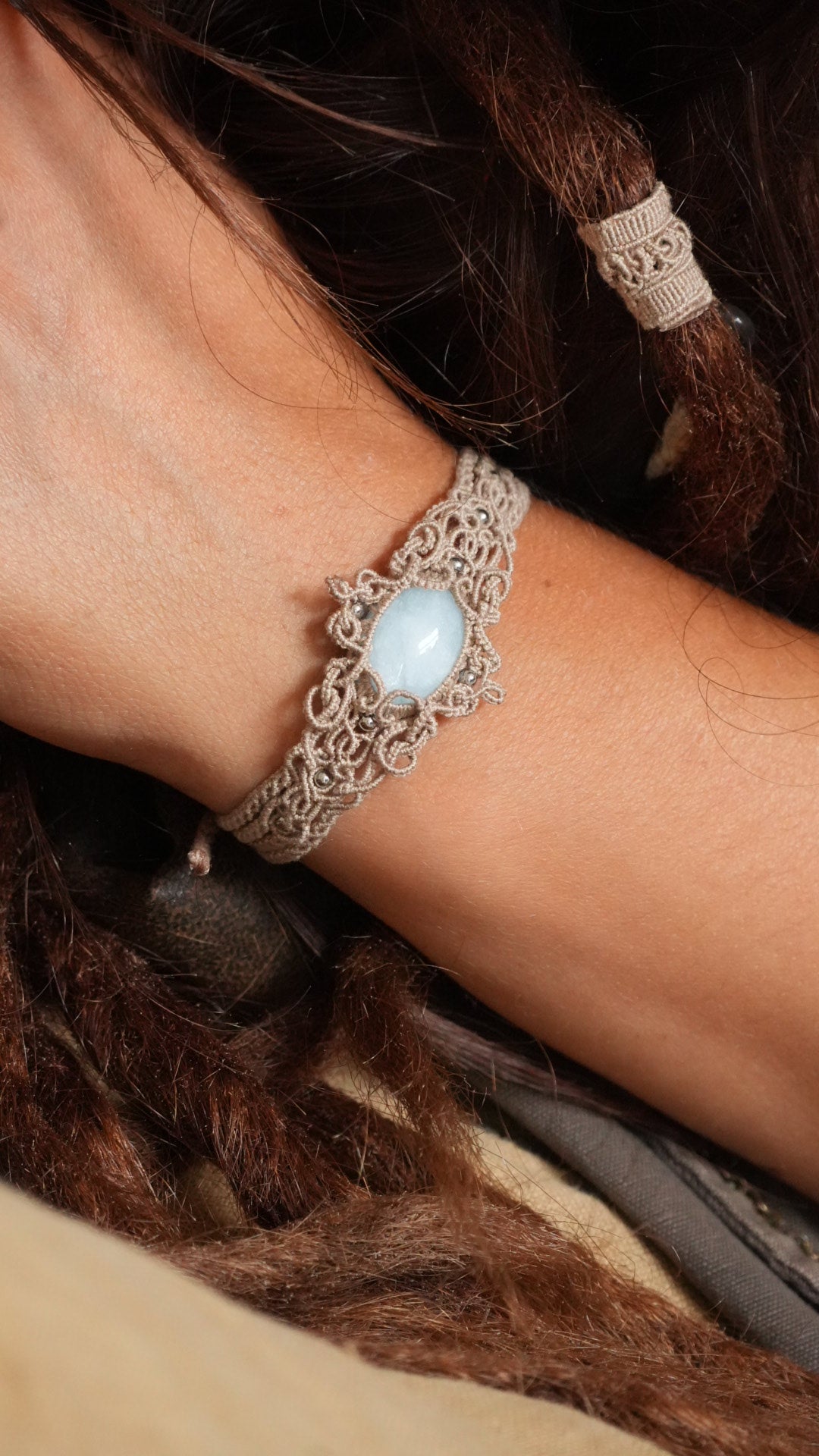 Bracelet aigue-marine en micro macramé – manchette fine fait main - Coton & Astrance