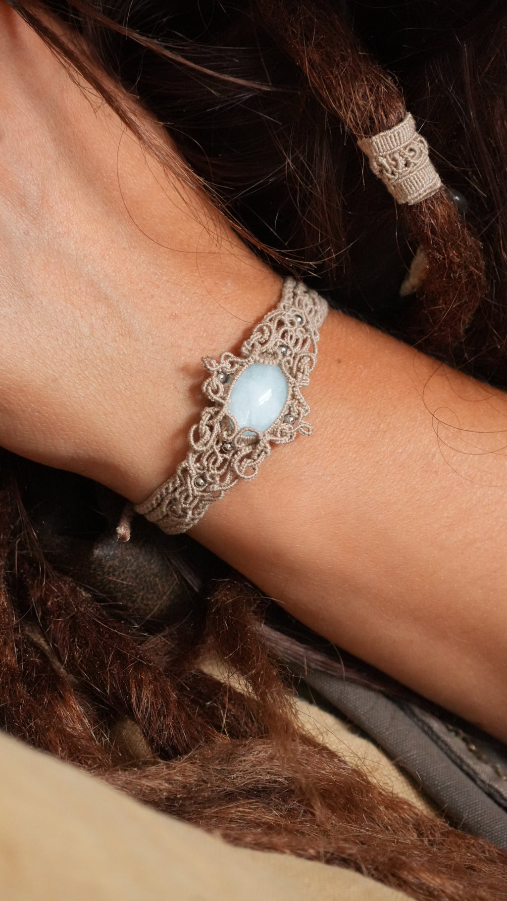 Bracelet aigue-marine en micro macramé – manchette fine fait main - Coton & Astrance