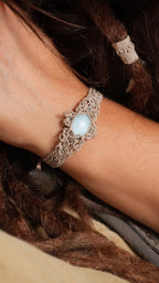Bracelet aigue-marine en micro macramé – manchette fine fait main - Coton & Astrance