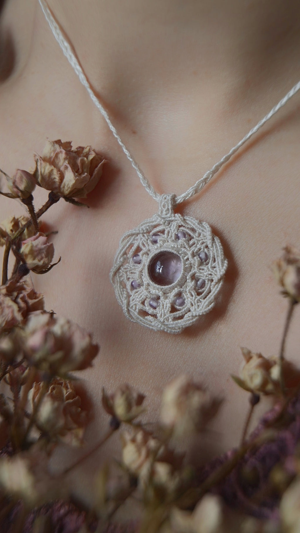 Pendentif médaillon celtique en micro macramé avec amétrine pâle et améthyste - Coton & Astrance
