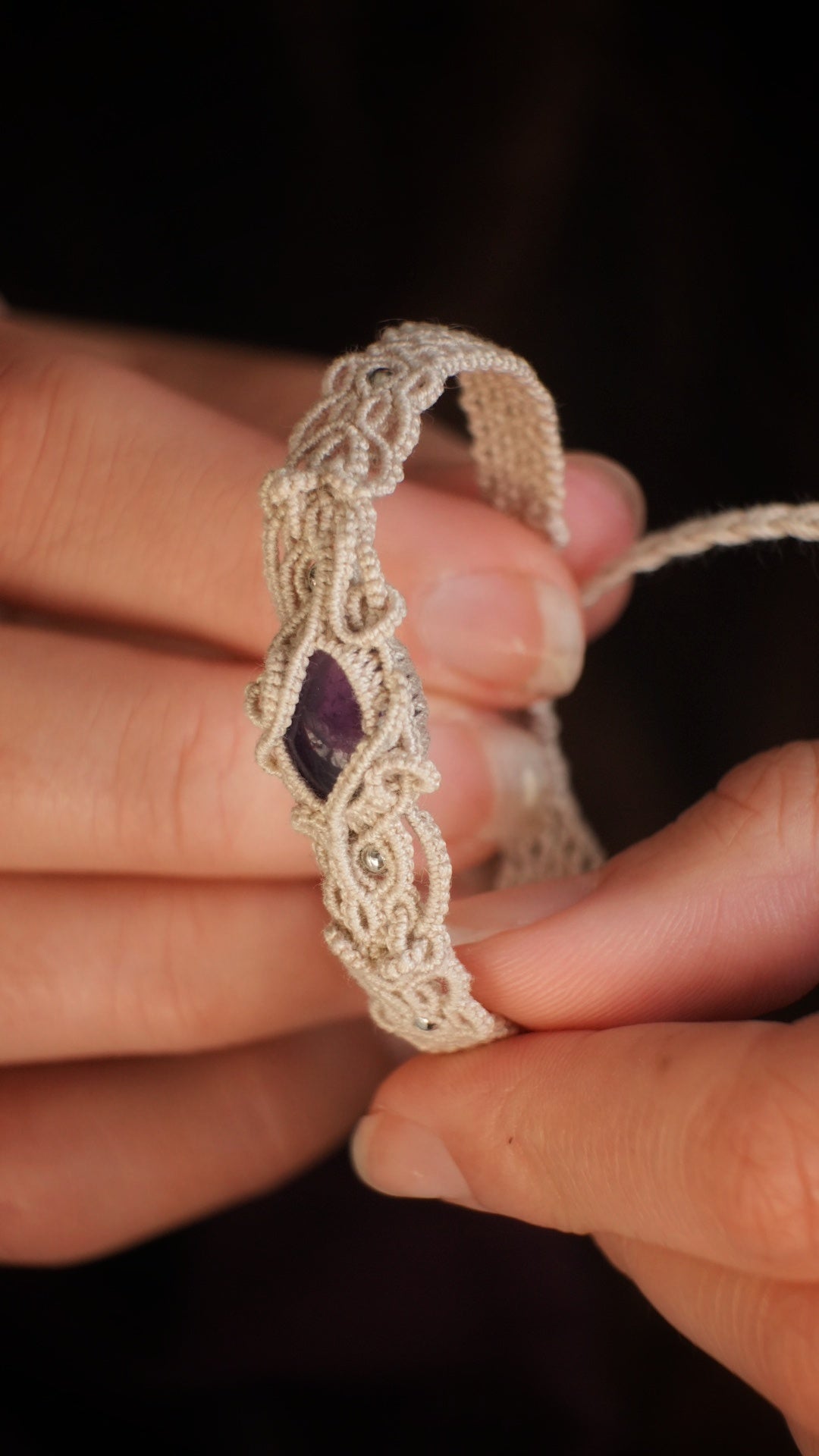 Bracelet asymétrique elfique en Améthyste et micro macramé - Coton & Astrance