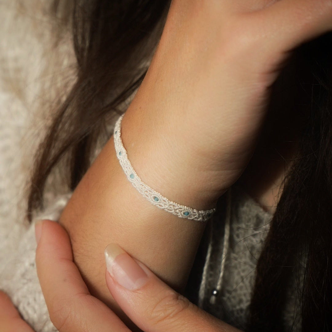 Bracelet fin en apatite bleue, micro macramé minimaliste - Coton & Astrance