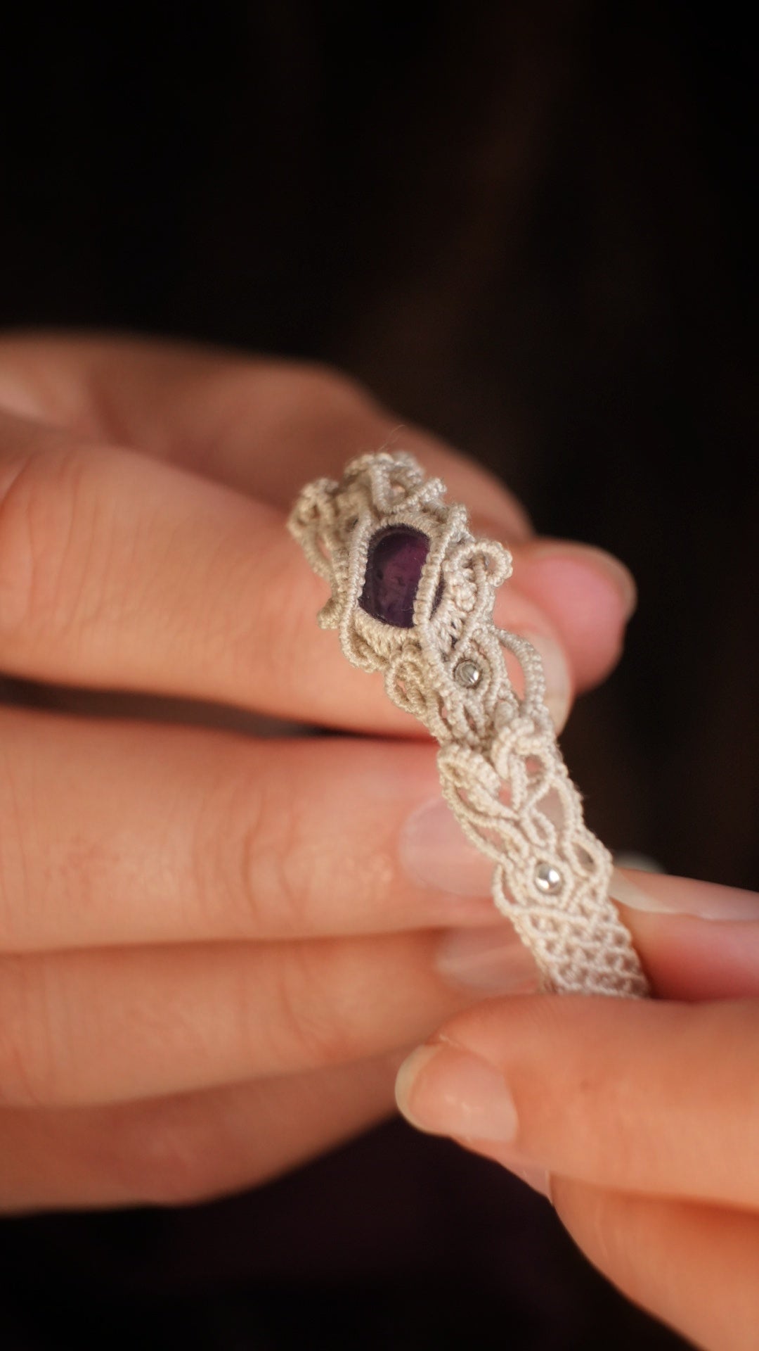 Bracelet asymétrique elfique en Améthyste et micro macramé - Coton & Astrance