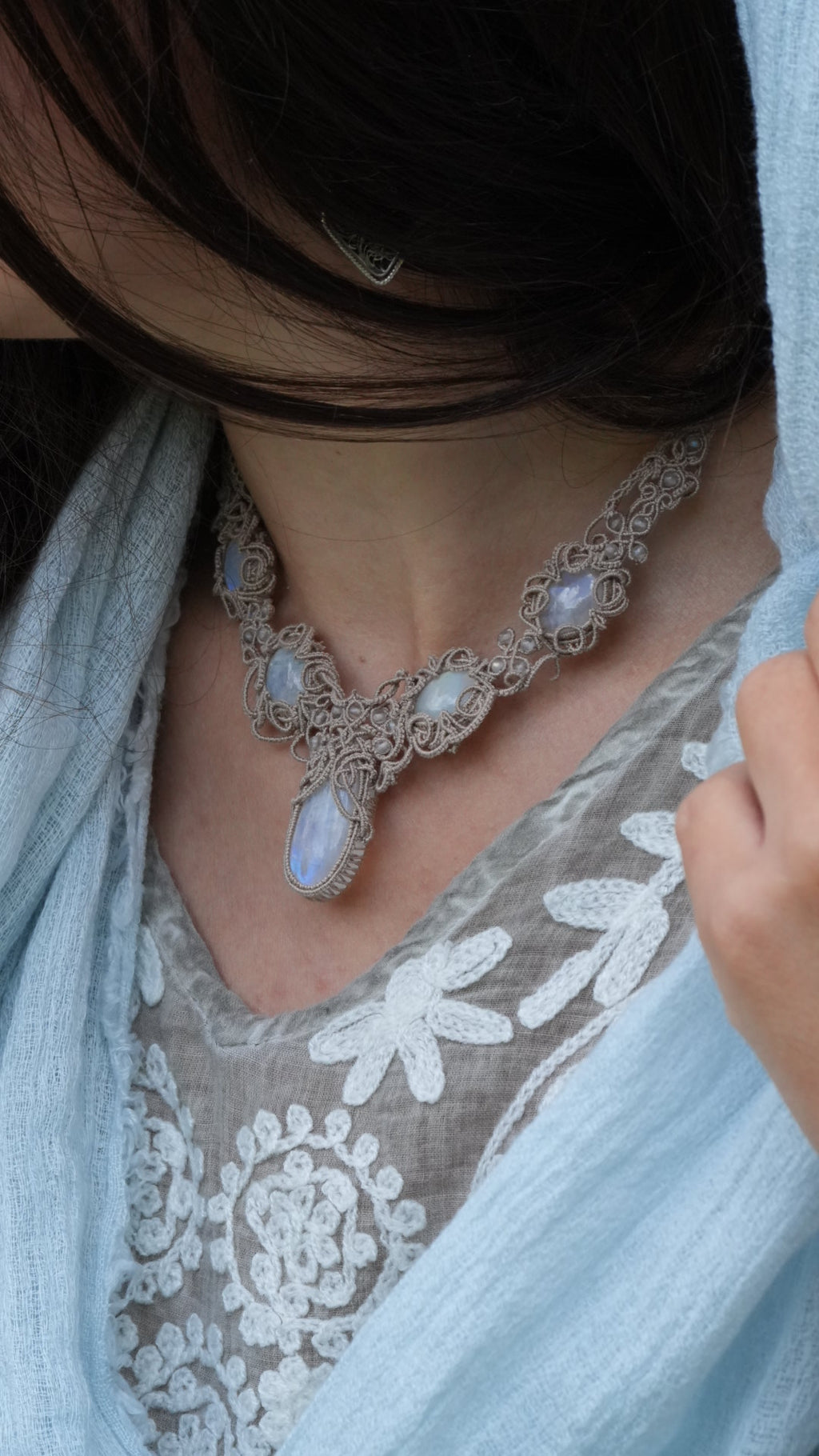 Collier elfique pour mariage féerique en labradorite blanche - pièce unique - Coton & Astrance