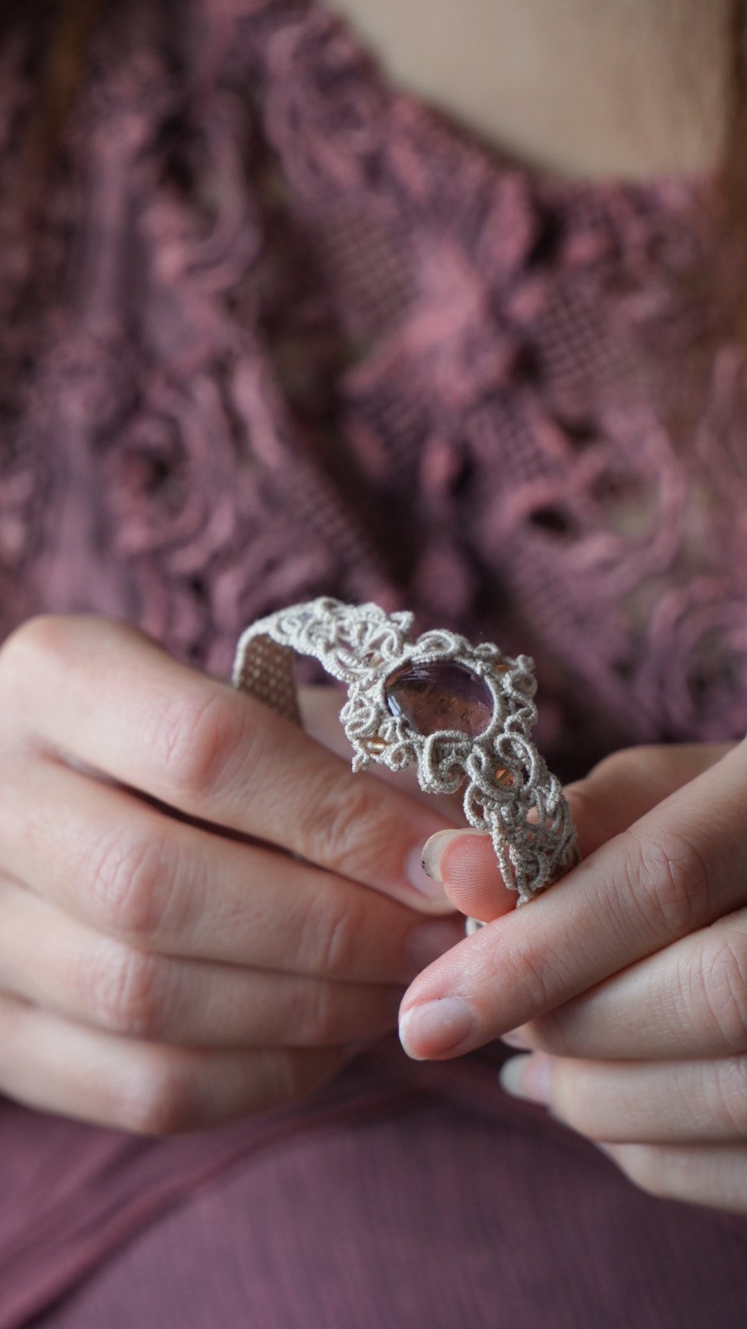 Manchette elfique en micro macramé avec amétrine, citrine et améthyste - Coton & Astrance