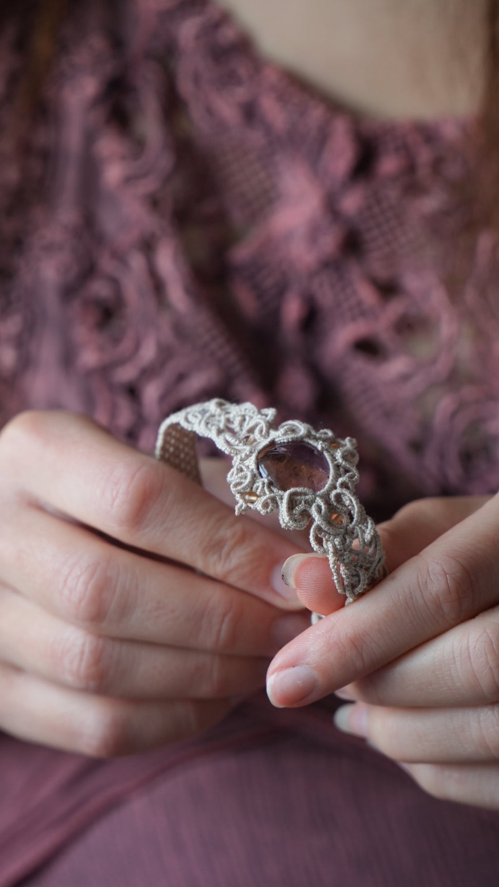 Manchette elfique en micro macramé avec amétrine, citrine et améthyste - Coton & Astrance
