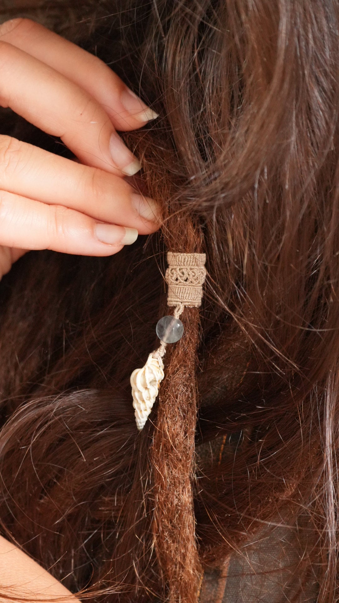 Perle de dreadlocks en micro macramé, fluorite et coquillage – bijou bohème - Coton & Astrance