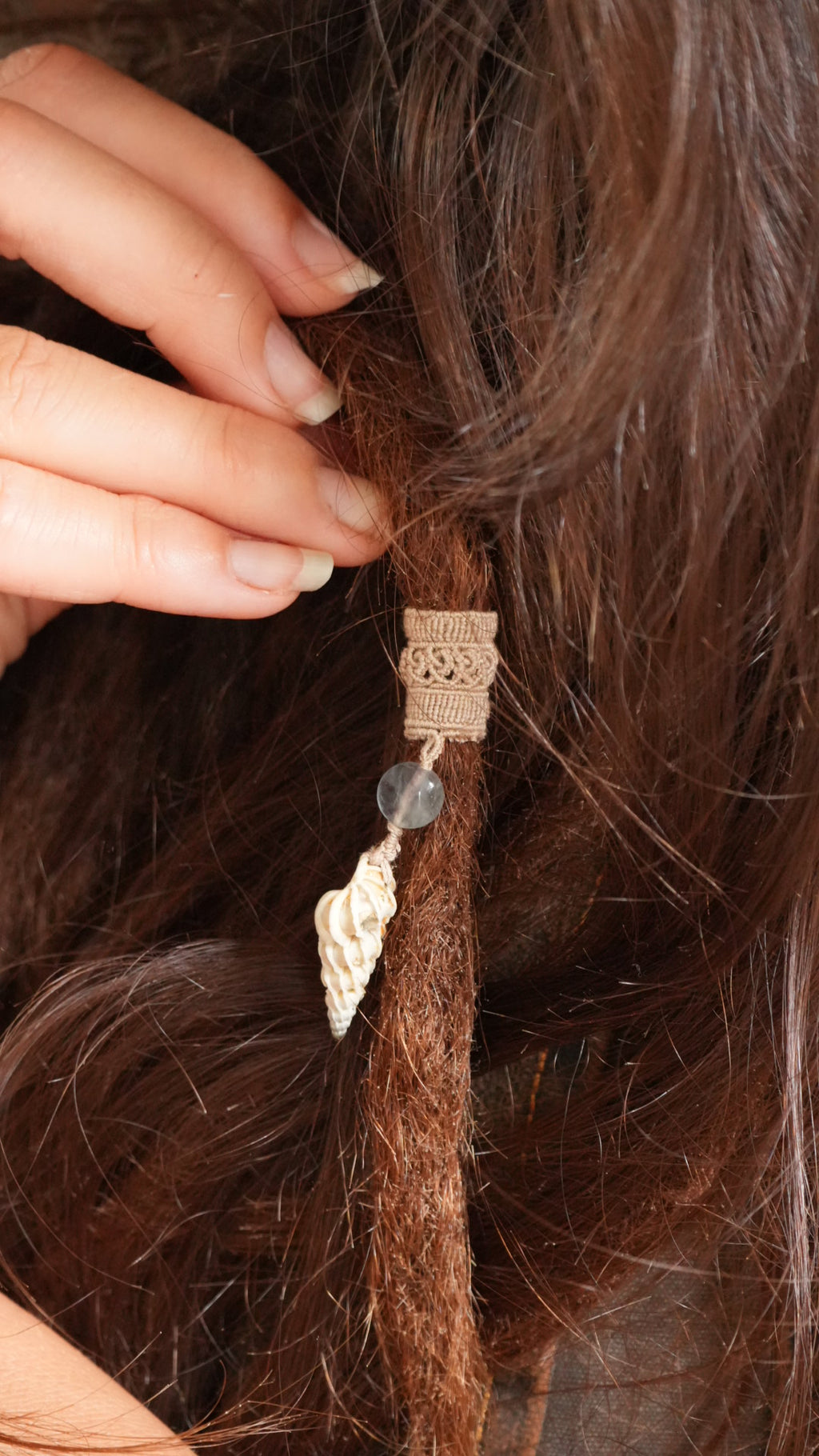 Perle de dreadlocks en micro macramé, fluorite et coquillage – bijou bohème - Coton & Astrance