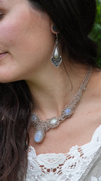 Collier elfique pour mariage féerique en labradorite blanche - pièce unique - Coton & Astrance