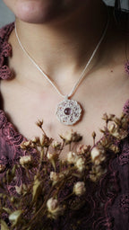 Pendentif médaillon celtique en micro macramé avec amétrine pâle et améthyste - Coton & Astrance