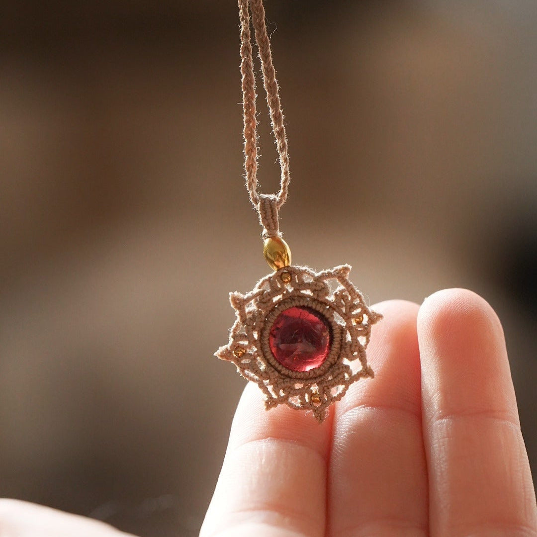 Collier Médaillon en micro macramé et grenat rouge - Coton & Astrance