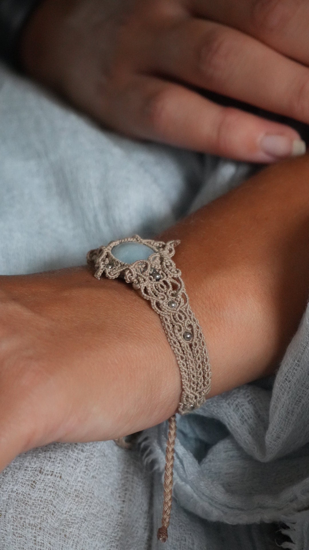 Bracelet aigue-marine en micro macramé – manchette fine fait main - Coton & Astrance