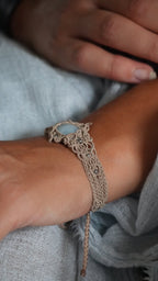 Bracelet aigue-marine en micro macramé – manchette fine fait main - Coton & Astrance