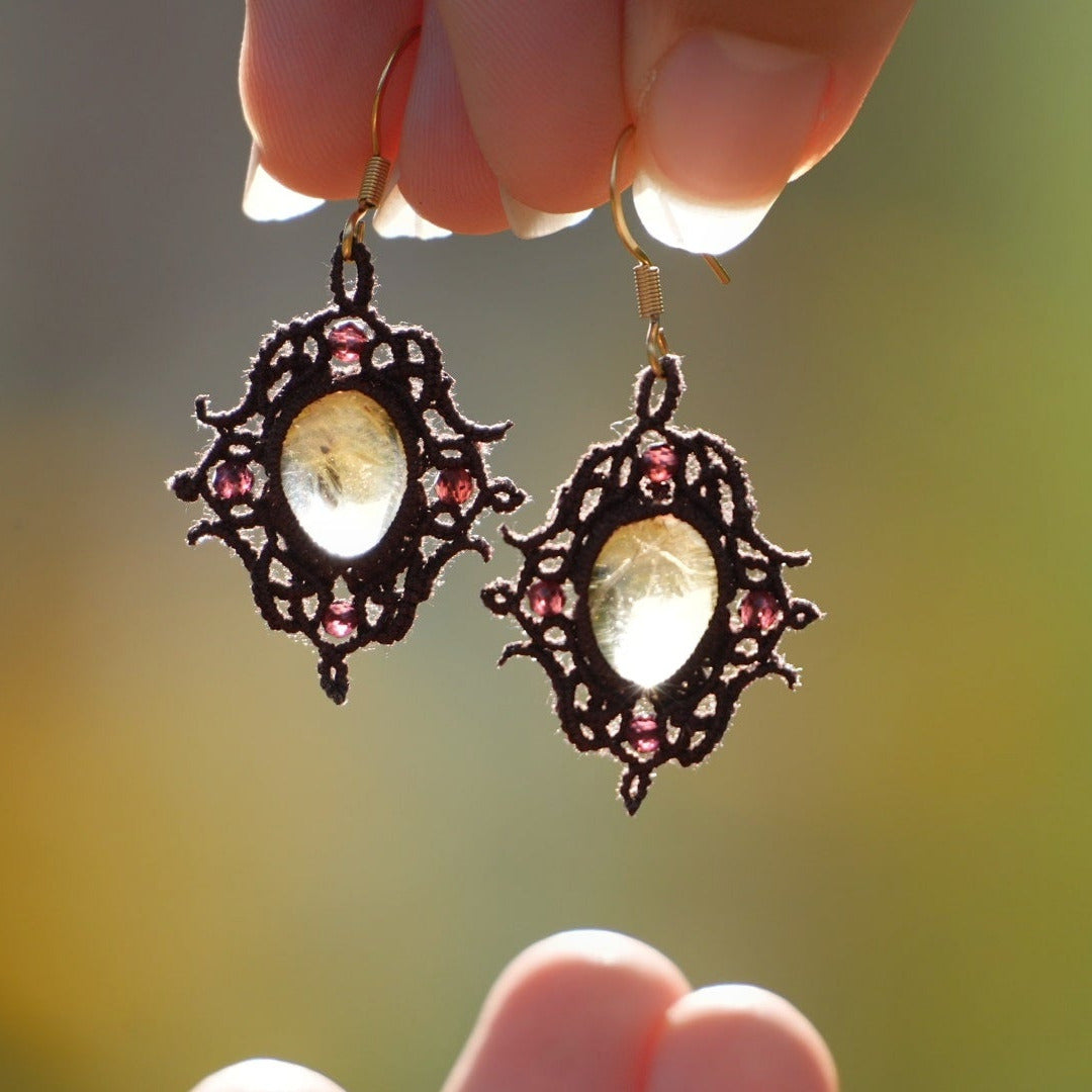 « Gros plan boucles d’oreilles bohèmes losange, citrine translucide et grenat rosé, bijou elfique lumineux en micro macramé marron, fait main en France »