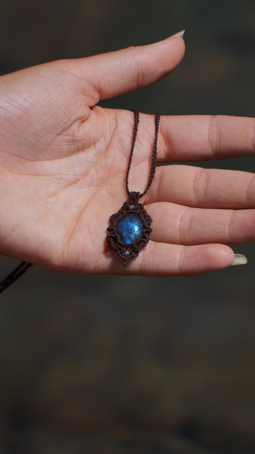 Pendentif labradorite bleue en micro macramé – bijou celtique artisanal - Coton & Astrance