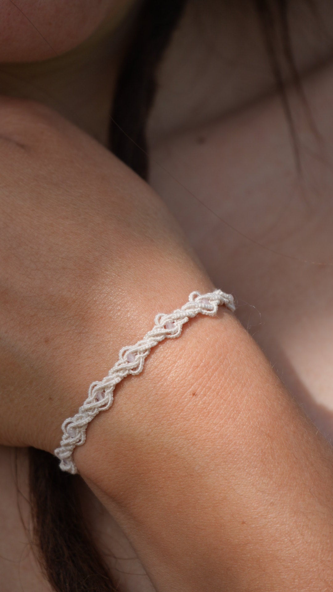 Bracelets minimalistes en micro macramé – quartz rose, améthyste, labradorite & verre bleu - Coton & Astrance
