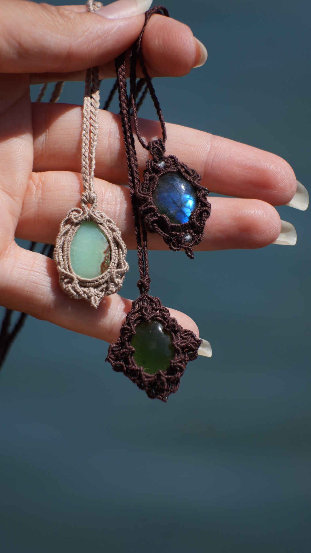 Pendentif labradorite bleue en micro macramé – bijou celtique artisanal - Coton & Astrance