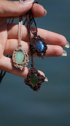 Pendentif labradorite bleue en micro macramé – bijou celtique artisanal - Coton & Astrance