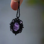 Collier médaillon gothique en micro macramé & améthyste violette - Coton & Astrance