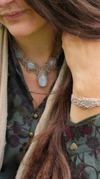 Collier elfique pour mariage féerique en labradorite blanche - pièce unique - Coton & Astrance