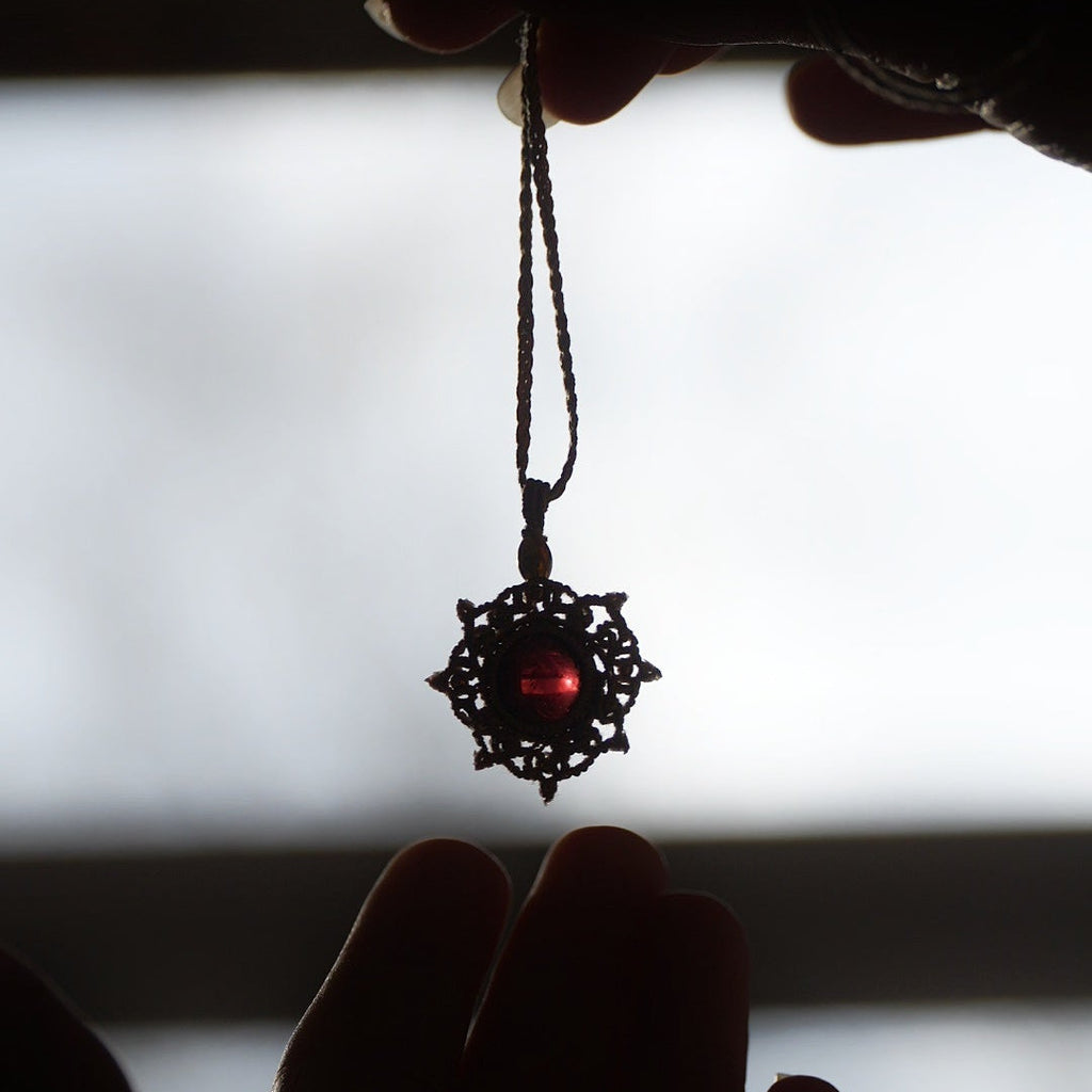Collier Médaillon en micro macramé et grenat rouge - Coton & Astrance
