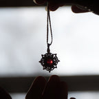 Collier Médaillon en micro macramé et grenat rouge - Coton & Astrance