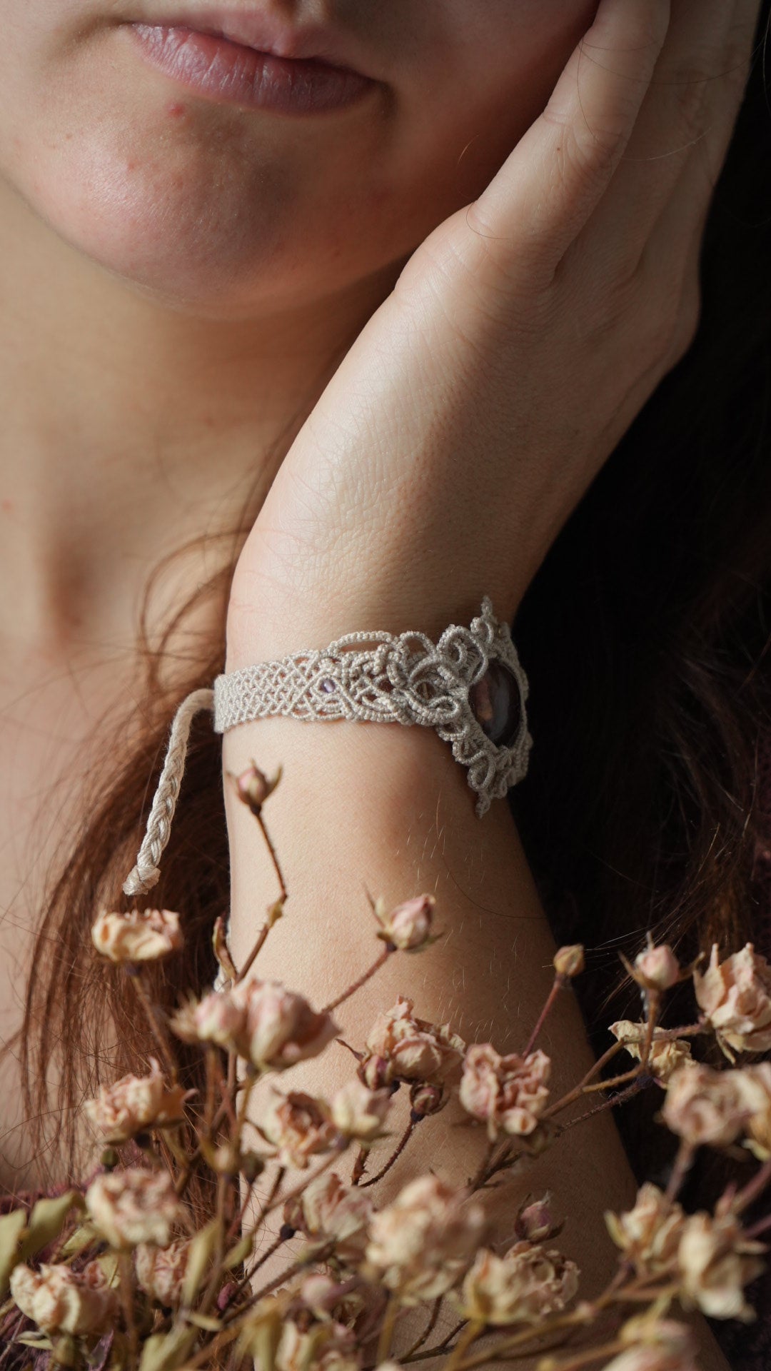 Manchette elfique en micro macramé avec amétrine, citrine et améthyste - Coton & Astrance