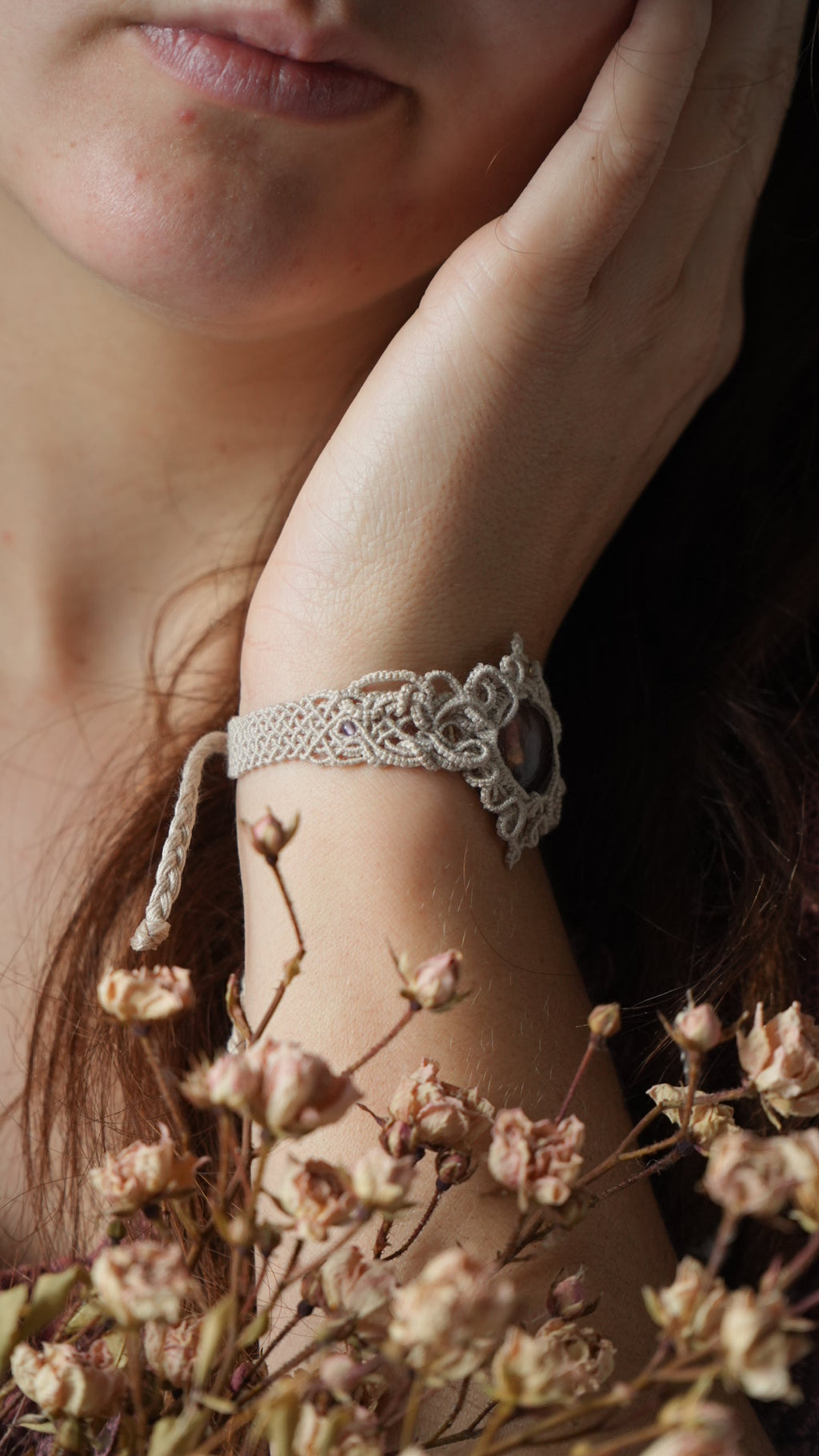 Manchette elfique en micro macramé avec amétrine, citrine et améthyste - Coton & Astrance