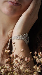 Manchette elfique en micro macramé avec amétrine, citrine et améthyste - Coton & Astrance