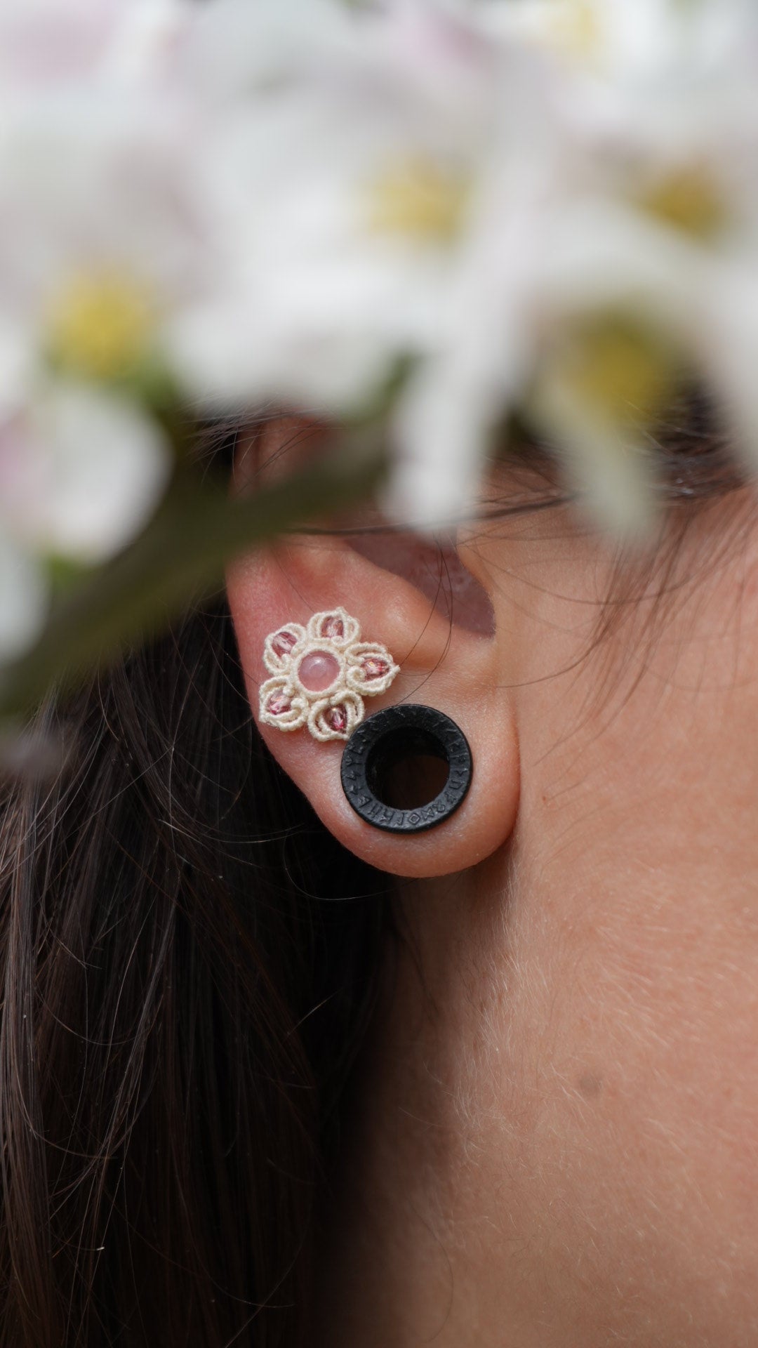 Puces d’oreilles florale en micro macramé rhodochrosite rose - Coton & Astrance
