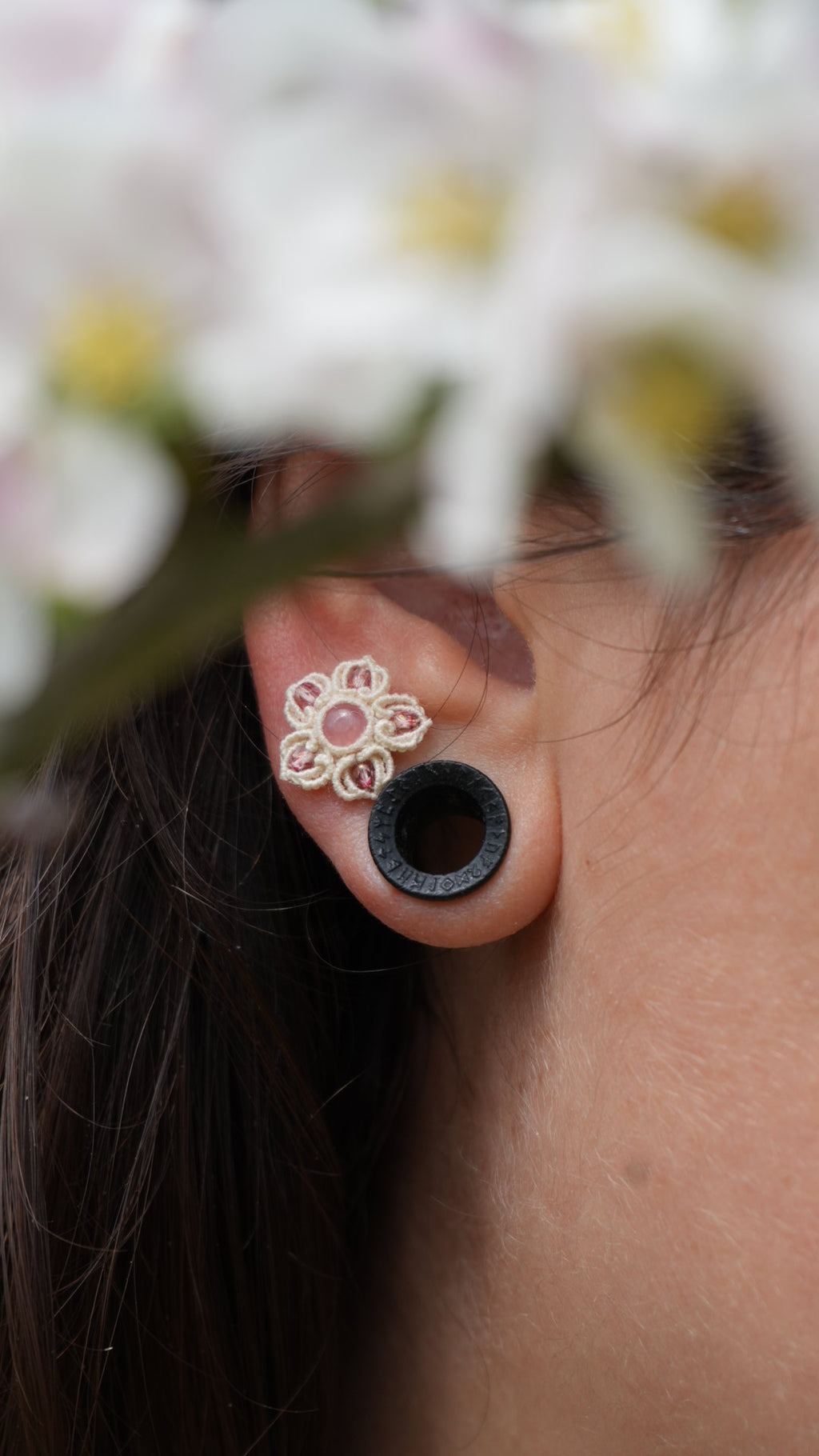 Puces d’oreilles florale en micro macramé rhodochrosite rose - Coton & Astrance