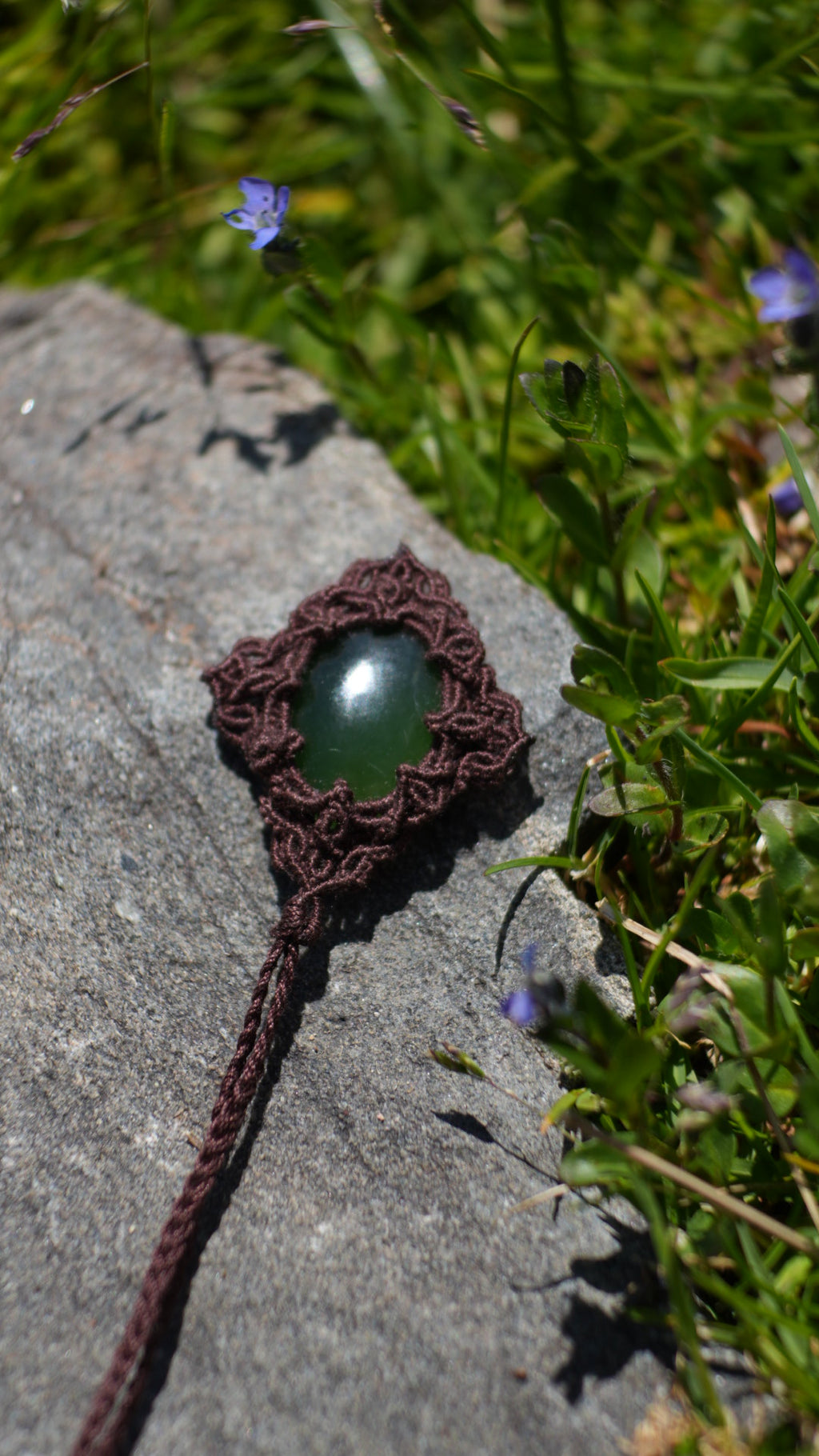 Pendentif jade vert naturel en micro macramé - Coton & Astrance
