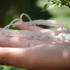 Bracelet de cheville elfique en aigue-marine porté sur une mariée pieds nus, bijou bohème sirène en coton écru réglable. Coton et Astrance
