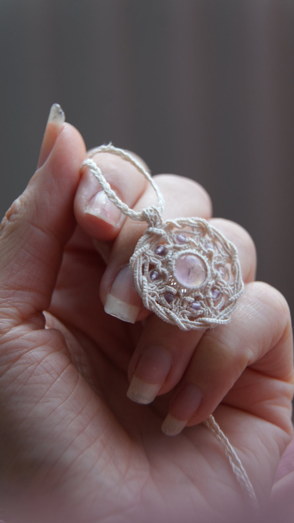 Pendentif médaillon celtique en micro macramé avec amétrine pâle et améthyste - Coton & Astrance