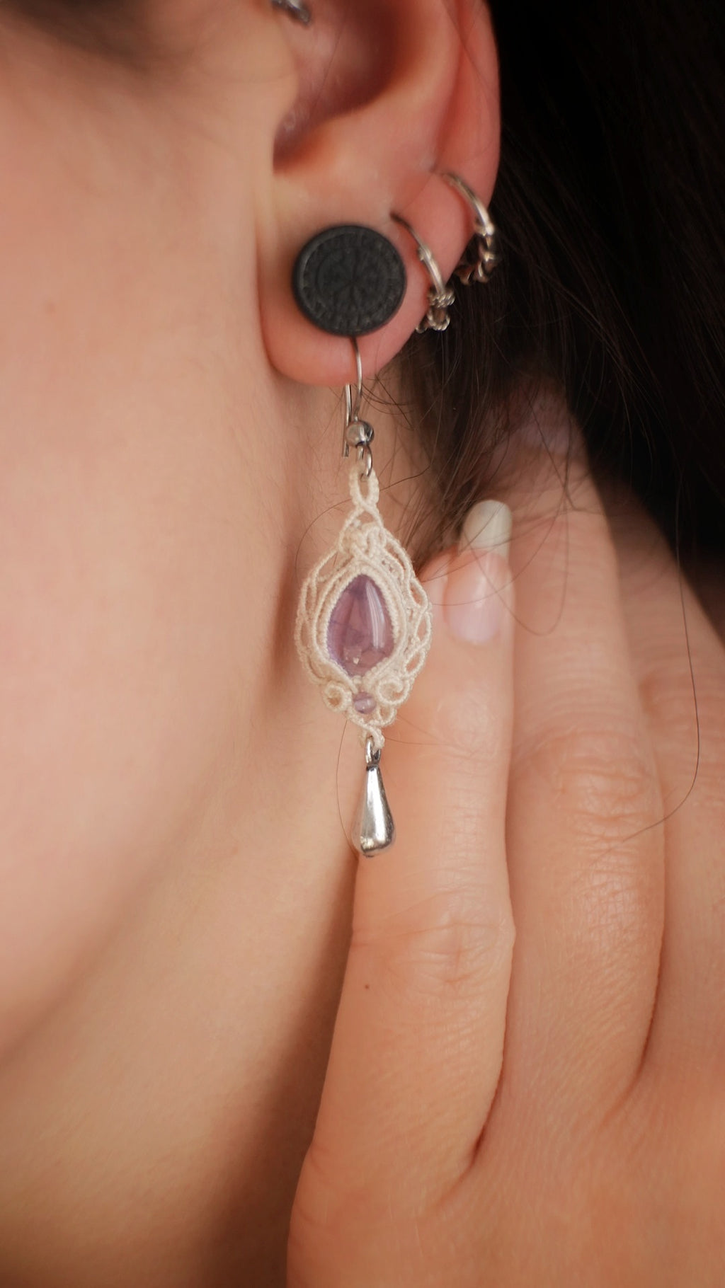 Boucles d’oreilles améthyste lilas en micro macramé style princesse - Coton & Astrance