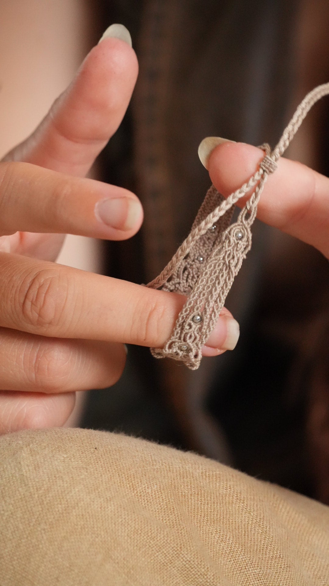 Bracelet aigue-marine en micro macramé – manchette fine fait main - Coton & Astrance
