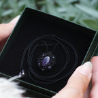 Collier médaillon gothique en micro macramé & améthyste violette - Coton & Astrance