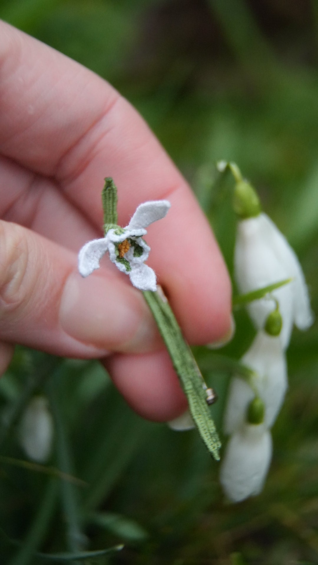 Broche perce-neige en micro macramé - Coton & Astrance
