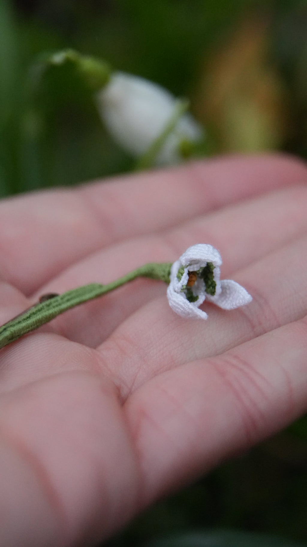Broche perce-neige en micro macramé - Coton & Astrance