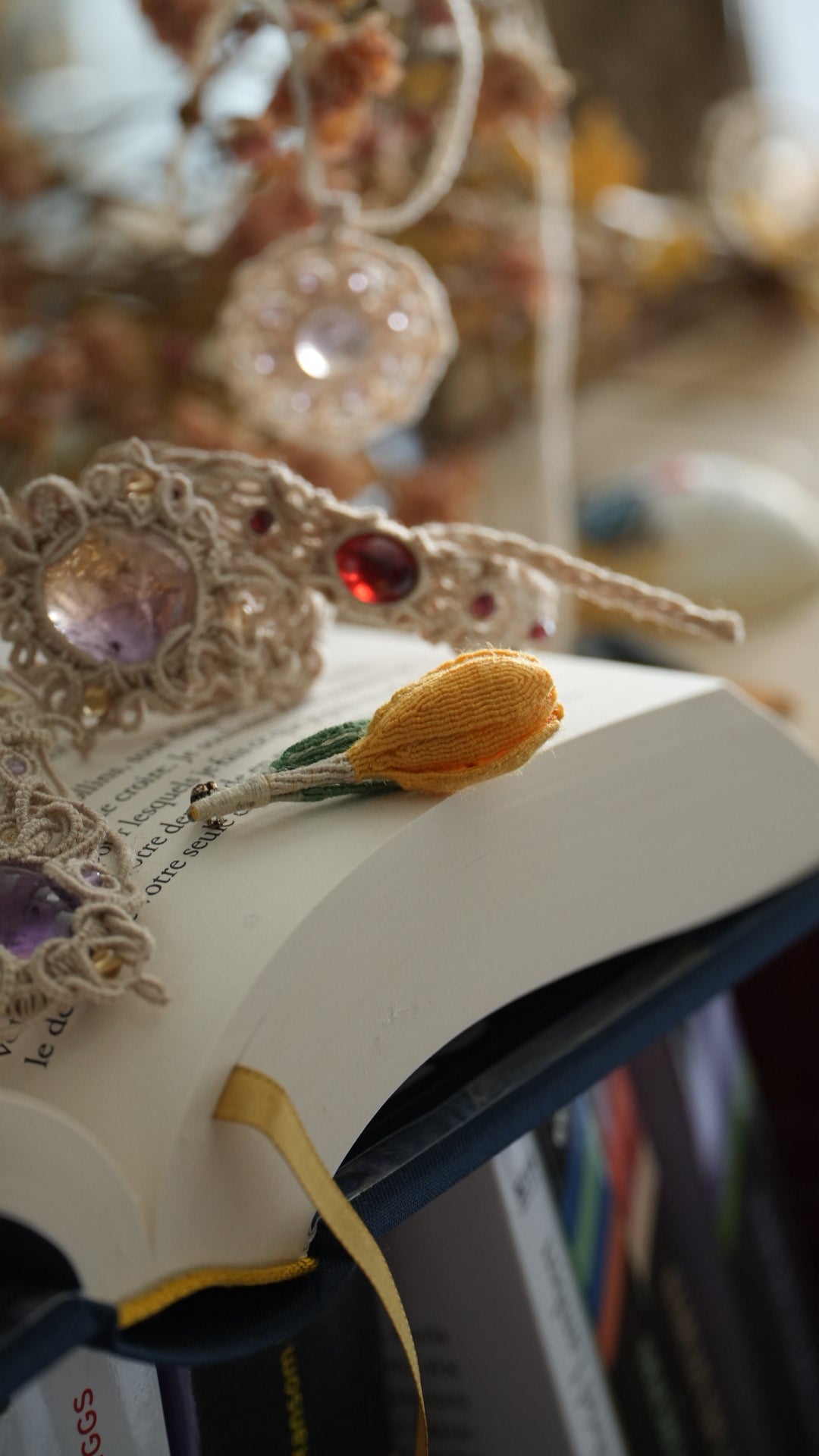 Broche crocus jaune micro macramé, boutonnière de mariage fleur - Coton & Astrance