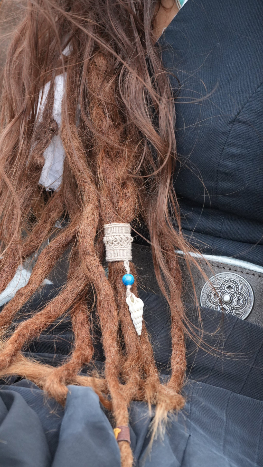 Perle de dreadlocks en micro macramé, fluorite et coquillage – bijou bohème - Coton & Astrance