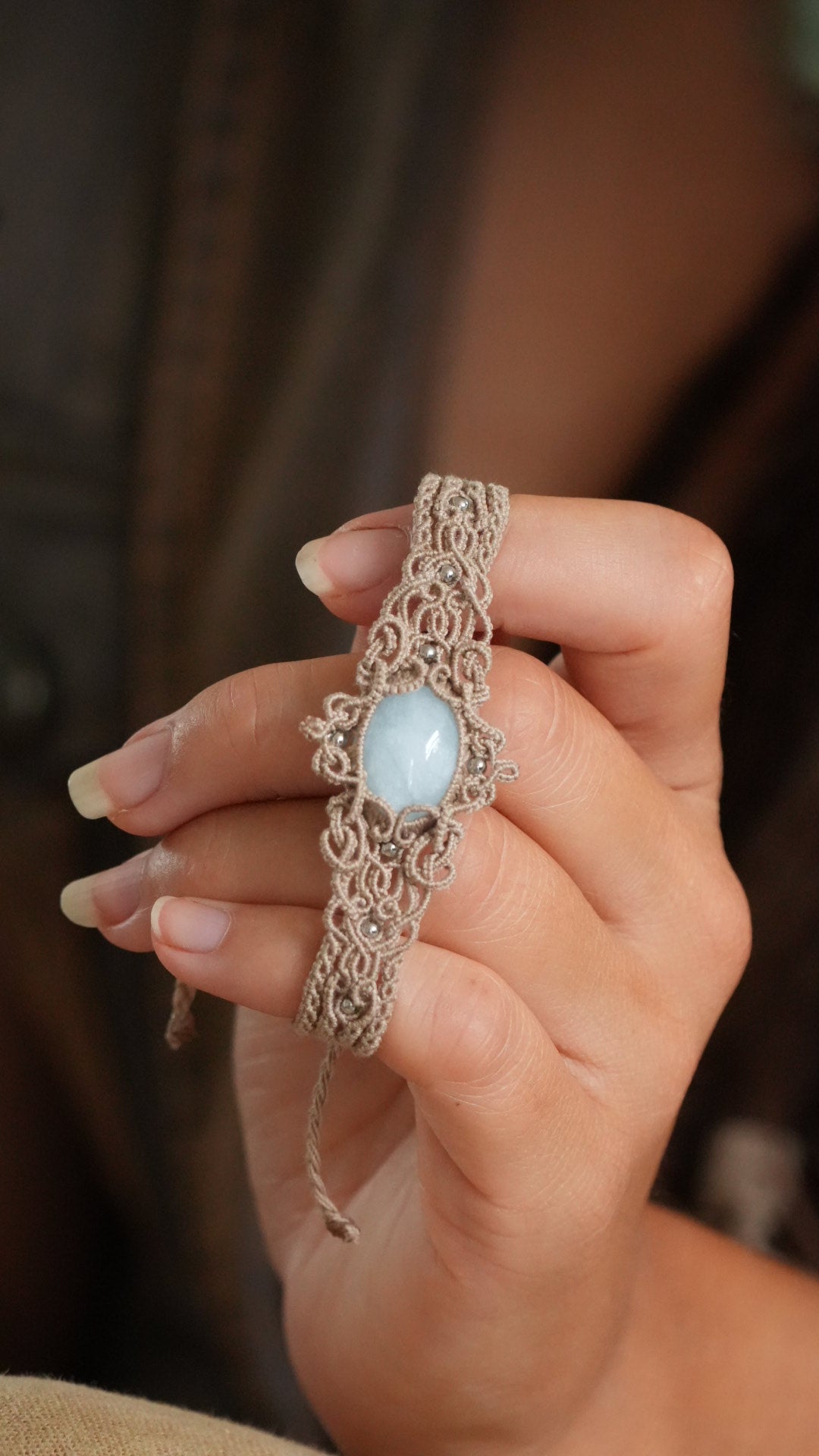 Bracelet aigue-marine en micro macramé – manchette fine fait main - Coton & Astrance