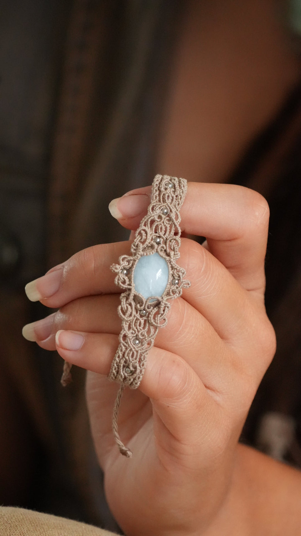 Bracelet aigue-marine en micro macramé – manchette fine fait main - Coton & Astrance