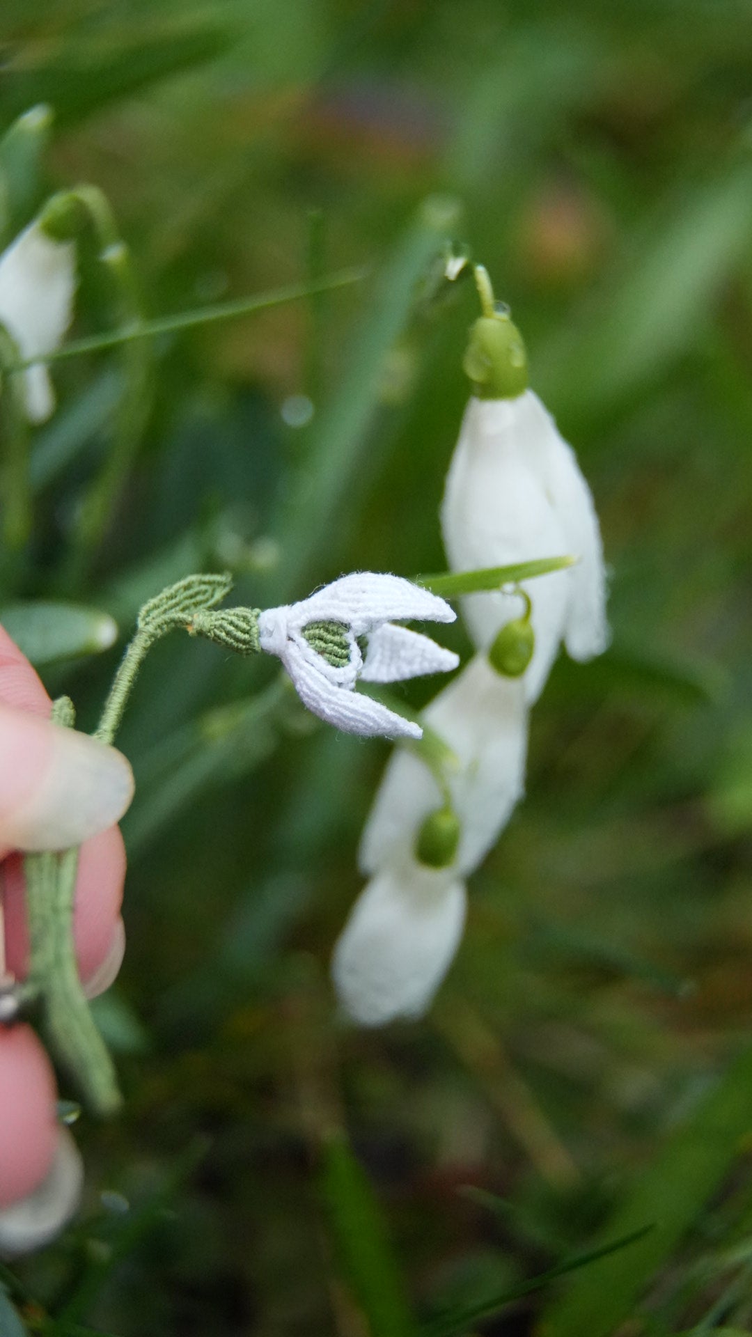 Broche perce-neige en micro macramé - Coton & Astrance