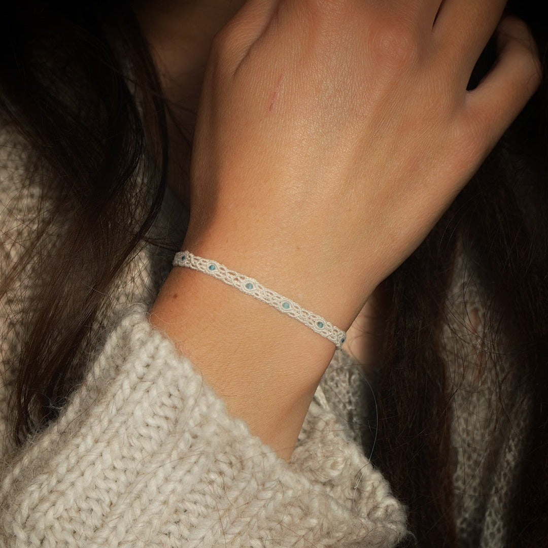Bracelet fin en apatite bleue, micro macramé minimaliste - Coton & Astrance