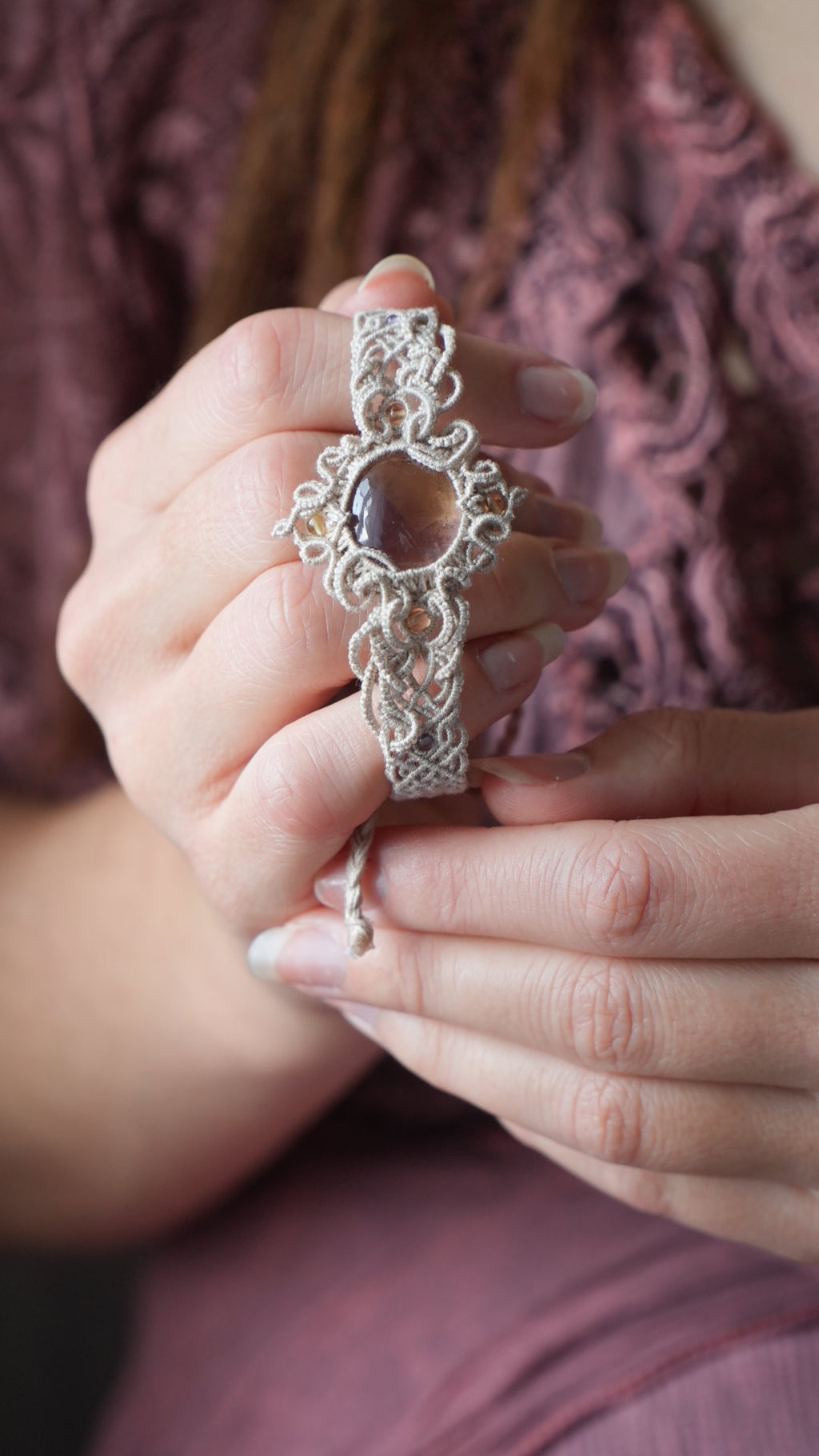 Manchette elfique en micro macramé avec amétrine, citrine et améthyste - Coton & Astrance