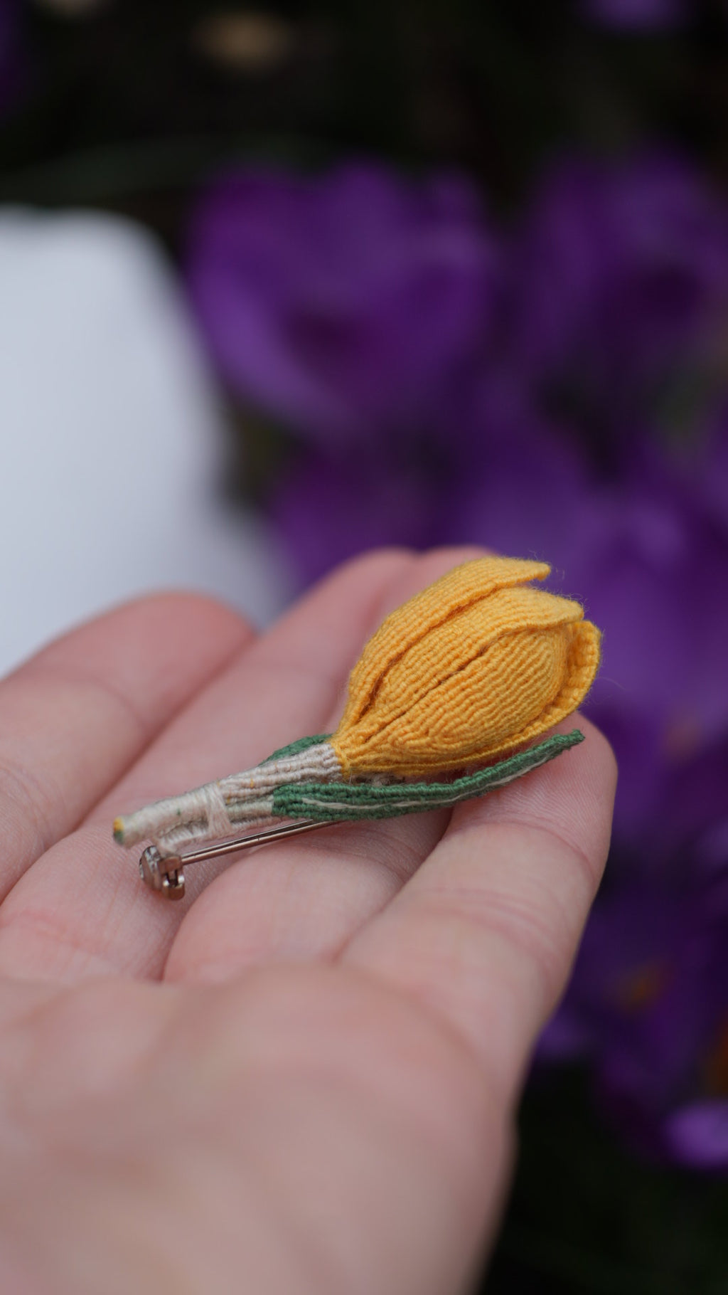 Broche crocus jaune micro macramé, boutonnière de mariage fleur - Coton & Astrance